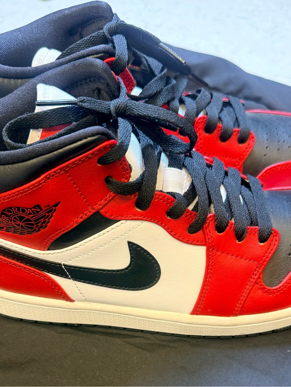 Nike Air Jordan 1 Mid Chicago Black Toe Sneakers Red White Black Men’s Size 8.5